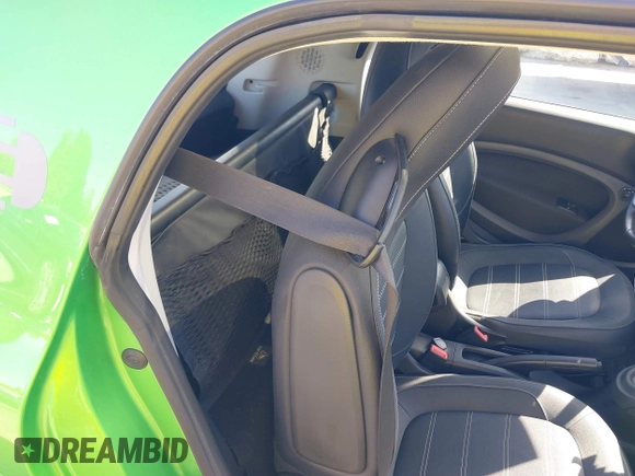 2017 Smart fortwo Pure z VIN WMEFJ9BA9HK226752, wystawiony jako IAAI lot #42420588 z przebiegiem Nie podano mil oraz . Historia ofert i sprzedaży dostępna na DreamBid. Obrazek 8.