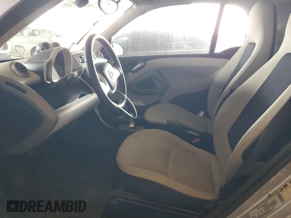 2013 Smart fortwo Passion z VIN WMEEJ9AA2DK673558, wystawiony jako Copart lot #50930415 z przebiegiem Nie podano mil oraz Tytuł czysty. Historia ofert i sprzedaży dostępna na DreamBid. Obrazek 7.