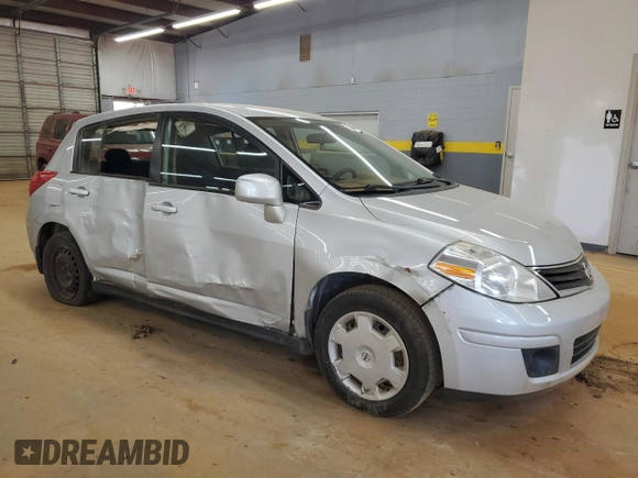 2009 Nissan Versa S z VIN 3N1BC13E19L388906, wystawiony jako Copart lot #53181175 z przebiegiem 52 493 mil mil oraz Szkoda całkowita • Salvage title. Historia ofert i sprzedaży dostępna na DreamBid. Obrazek 4.