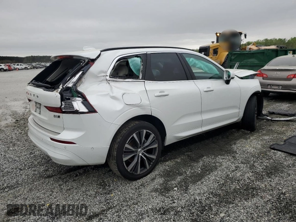 2022 Volvo XC60 Momentum z VIN YV4L12RK3N1083867, wystawiony jako Copart lot #51636235 z przebiegiem 30 390 mil mil oraz Szkody całkowita. Historia ofert i sprzedaży dostępna na DreamBid. Obrazek 3.