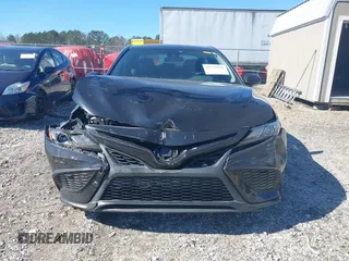 2022 Toyota Camry SE z VIN 4T1G11AK4NU040899, wystawiony jako IAAI lot #41736850 z przebiegiem 64 183 mil mil oraz . Historia ofert i sprzedaży dostępna na DreamBid. Obrazek 12.