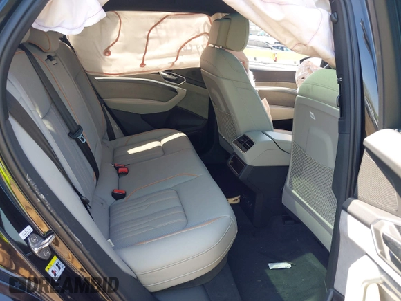 2024 Audi Q8 e-tron Prestige z VIN WA16ABGE6RB005963, wystawiony jako IAAI lot #42067970 z przebiegiem 7 113 mil mil oraz . Historia ofert i sprzedaży dostępna na DreamBid. Obrazek 8.