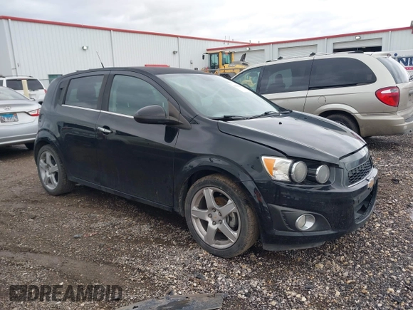 2012 Chevrolet Sonic LTZ z VIN 1G1JE6SH3C4197084, wystawiony jako IAAI lot #41308835 z przebiegiem 128 089 mil mil oraz . Historia ofert i sprzedaży dostępna na DreamBid. Obrazek 1.