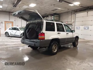 1997 Jeep Grand Cherokee Laredo z VIN 1J4GZ58S9VC562907, wystawiony jako IAAI lot #42102313 z przebiegiem 137 672 mil mil oraz . Historia ofert i sprzedaży dostępna na DreamBid. Obrazek 4.