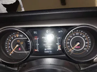 2019 Jeep Wrangler Unlimited Sport S z VIN 1C4HJXDG4KW639403, wystawiony jako IAAI lot #42158096 z przebiegiem 132 569 mil mil oraz . Historia ofert i sprzedaży dostępna na DreamBid. Obrazek 7.