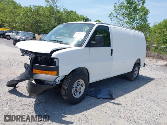 2025 GMC Savana Cargo z VIN 1GTW7AFP7S1140785, wystawiony jako IAAI lot #42340032 z przebiegiem 585 mil mil oraz . Historia ofert i sprzedaży dostępna na DreamBid. Obrazek 2.