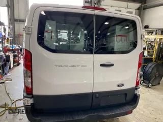 2016 Ford Transit Cargo z VIN 1FTYE1YM3GKB18575, wystawiony jako IAAI lot #42734024 z przebiegiem 186 138 mil mil oraz . Historia ofert i sprzedaży dostępna na DreamBid. Obrazek 3.