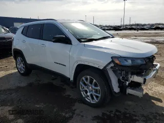 2024 Jeep Compass Latitude Lux z VIN 3C4NJDFN7RT104207, wystawiony jako Copart lot #47723925 z przebiegiem 14 935 mil mil oraz Szkoda całkowita • Salvage title. Historia ofert i sprzedaży dostępna na DreamBid. Obrazek 4.