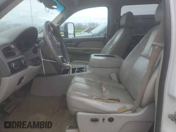 2008 GMC Sierra 3500HD SRW SLT z VIN 1GTHK33698F143679, wystawiony jako Copart lot #50170115 z przebiegiem 417 088 mil mil oraz Czysty tytuł • Clean title. Historia ofert i sprzedaży dostępna na DreamBid. Obrazek 7.