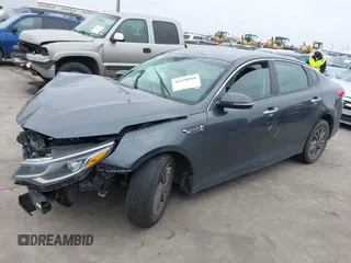 2020 Kia Optima LX z VIN 5XXGT4L39LG448999, wystawiony jako IAAI lot #41620968 z przebiegiem 69 431 mil mil oraz . Historia ofert i sprzedaży dostępna na DreamBid. Obrazek 2.