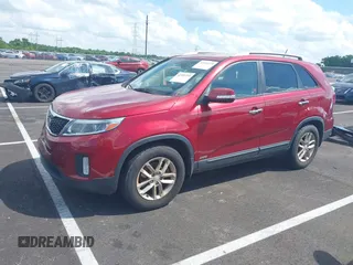 2015 Kia Sorento LX z VIN 5XYKTCA61FG651628, wystawiony jako IAAI lot #42492219 z przebiegiem 111 829 mil mil oraz . Historia ofert i sprzedaży dostępna na DreamBid. Obrazek 2.