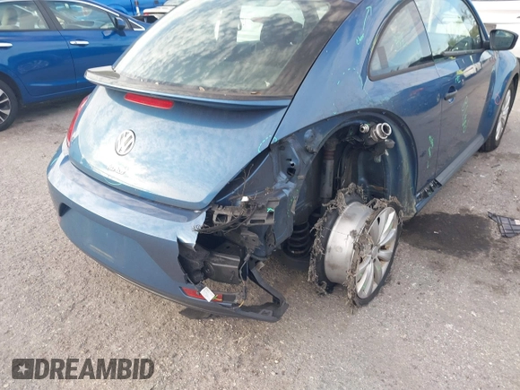 2018 Volkswagen Beetle S z VIN 3VWFD7AT5JM710121, wystawiony jako IAAI lot #41264655 z przebiegiem 37 871 mil mil oraz . Historia ofert i sprzedaży dostępna na DreamBid. Obrazek 6.