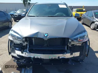 2015 BMW X5 xDrive50i z VIN 5UXKR6C59F0J76691, wystawiony jako IAAI lot #41857319 z przebiegiem 32 830 mil mil oraz . Historia ofert i sprzedaży dostępna na DreamBid. Obrazek 6.