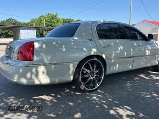 2006 Lincoln Town Car Signature Limited z VIN 1LNHM82W36Y611718, wystawiony jako Copart lot #58164175 z przebiegiem 156 453 mil mil oraz Tytuł czysty. Historia ofert i sprzedaży dostępna na DreamBid. Obrazek 4.