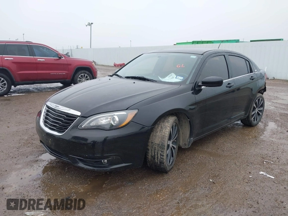 2013 Chrysler 200 Touring z VIN 1C3CCBBBXDN727304, wystawiony jako IAAI lot #41406790 z przebiegiem 165 894 mil mil oraz . Historia ofert i sprzedaży dostępna na DreamBid. Obrazek 2.