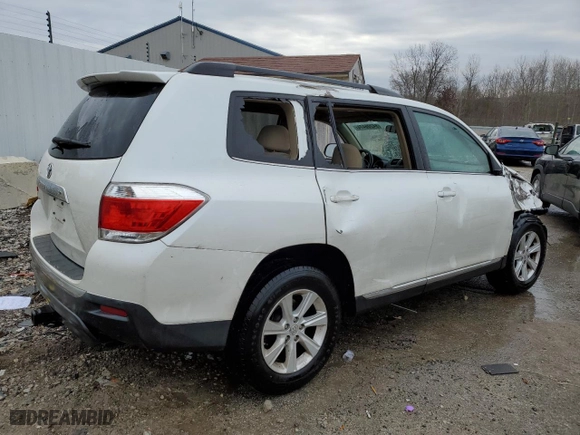 2011 Toyota Highlander with VIN 5TDZK3EHXBS044590, listed as a Copart auction lot 84206474 with 212,341 mi miles and Non Repairable. Bid and sale history available at carsss.com. Image 3.