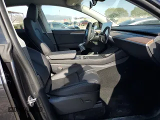 2024 Tesla Model Y z VIN 7SAYGDED2RF114150, wystawiony jako Copart lot #54754585 z przebiegiem 7 924 mil mil oraz Szkoda całkowita • Salvage title. Historia ofert i sprzedaży dostępna na DreamBid. Obrazek 7.
