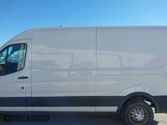 2022 Ford Transit Cargo z VIN 1FTBR2CG0NKA17606, wystawiony jako IAAI lot #41061434 z przebiegiem 64 062 mil mil oraz . Historia ofert i sprzedaży dostępna na DreamBid. Obrazek 14.