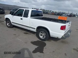 2000 Chevrolet S-10 LS with VIN 1GCCS19W7Y8289167, listed as a IAAI auction lot 41537625 with 224,481 mi miles. Bid and sale history available at carsss.com. Image 3.