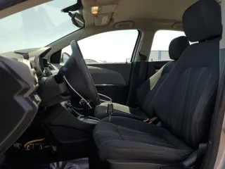 2014 Chevrolet Sonic LT z VIN 1G1JC5SH9E4199067, wystawiony jako Copart lot #61065235 z przebiegiem Nie podano mil oraz Szkoda całkowita • Salvage title. Historia ofert i sprzedaży dostępna na DreamBid. Obrazek 7.