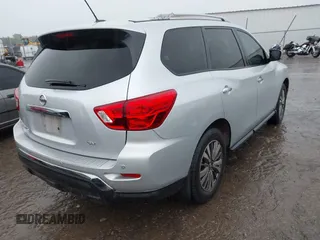 2018 Nissan Pathfinder S z VIN 5N1DR2MN7JC621109, wystawiony jako IAAI lot #42184064 z przebiegiem 135 902 mil mil oraz . Historia ofert i sprzedaży dostępna na DreamBid. Obrazek 4.