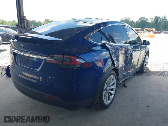 2016 Tesla Model X 70D z VIN 5YJXCAE23GF004285, wystawiony jako IAAI lot #42179024 z przebiegiem 108 472 mil mil oraz . Historia ofert i sprzedaży dostępna na DreamBid. Obrazek 4.