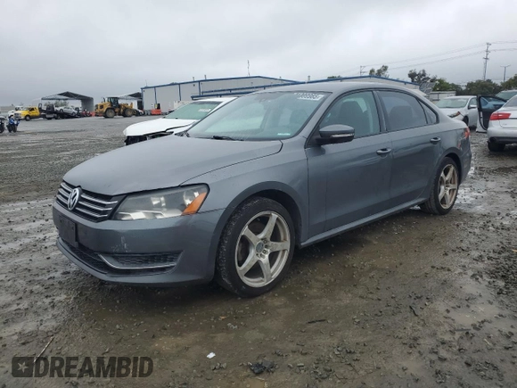 2014 Volkswagen Passat Wolfsburg Edition z VIN 1VWAT7A3XEC040523, wystawiony jako Copart lot #51389985 z przebiegiem 204 473 mil mil oraz Czysty tytuł • Clean title. Historia ofert i sprzedaży dostępna na DreamBid. Obrazek 1.