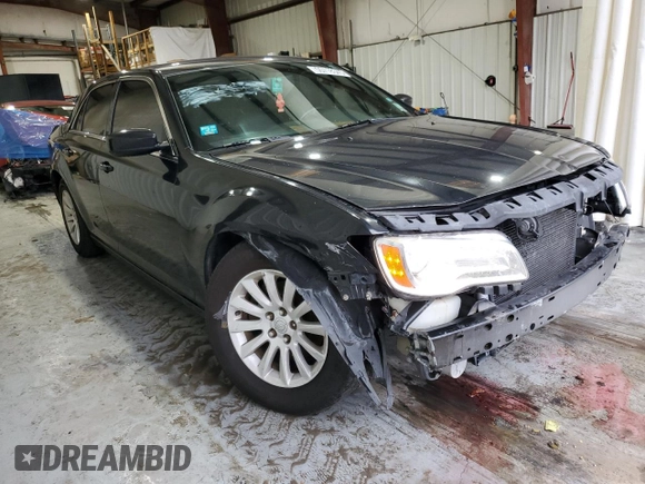 2013 Chrysler 300 z VIN 2C3CCAAG8DH727074, wystawiony jako Copart lot #55718345 z przebiegiem 92 228 mil mil oraz Szkoda całkowita • Salvage title. Historia ofert i sprzedaży dostępna na DreamBid. Obrazek 4.