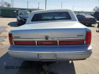1997 Lincoln Town Car Signature z VIN 1LNLM82W2VY637722, wystawiony jako Copart lot #46865555 z przebiegiem Nie podano mil oraz Szkody całkowita. Historia ofert i sprzedaży dostępna na DreamBid. Obrazek 6.