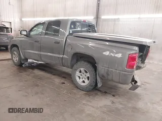 2007 Dodge Dakota SLT z VIN 1D7HW48J17S138642, wystawiony jako IAAI lot #41419794 z przebiegiem 79 350 mil mil oraz . Historia ofert i sprzedaży dostępna na DreamBid. Obrazek 3.