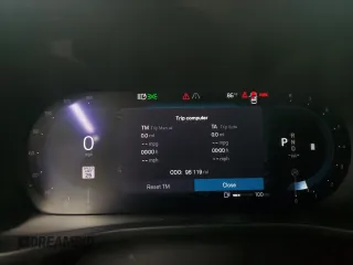2023 Volvo XC40 Plus Dark Theme z VIN YV4L12UL4P2967328, wystawiony jako Copart lot #55800735 z przebiegiem 96 119 mil mil oraz Tytuł czysty. Historia ofert i sprzedaży dostępna na DreamBid. Obrazek 9.