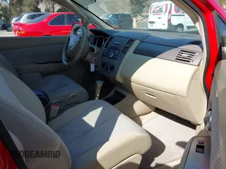 2007 Nissan Versa SL z VIN 3N1BC13E57L353248, wystawiony jako IAAI lot #42223425 z przebiegiem 118 254 mil mil oraz . Historia ofert i sprzedaży dostępna na DreamBid. Obrazek 5.