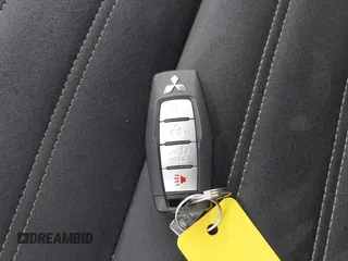 2024 Mitsubishi Outlander SE z VIN JA4J3VA83RZ082399, wystawiony jako IAAI lot #42305992 z przebiegiem 11 622 mil mil oraz . Historia ofert i sprzedaży dostępna na DreamBid. Obrazek 11.