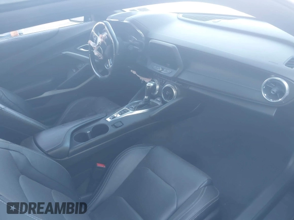 2018 Chevrolet Camaro 1LT z VIN 1G1FB1RX1J0110205, wystawiony jako IAAI lot #39373056 z przebiegiem 48 224 mil mil oraz . Historia ofert i sprzedaży dostępna na DreamBid. Obrazek 5.
