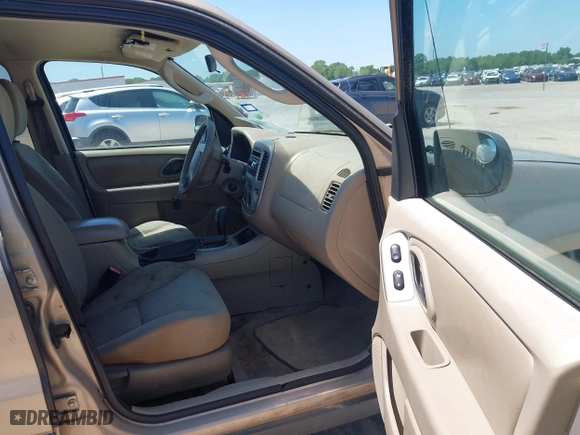 2007 Ford Escape XLT with VIN 1FMYU03147KA19656, listed as a IAAI auction lot 42106323 with 121,515 mi miles. Bid and sale history available at carsss.com. Image 5.