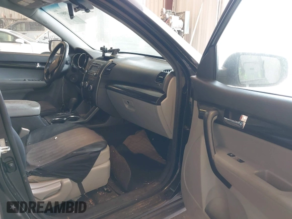 2011 Kia Sorento LX with VIN 5XYKTCA1XBG026949, listed as a IAAI auction lot 42398917 with 185,193 mi miles and . Bid and sale history available at DreamBid. Image 5.