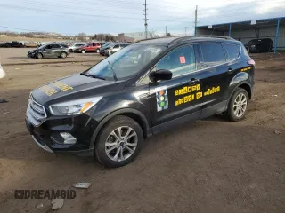 2018 Ford Escape SE z VIN 1FMCU9GDXJUD21466, wystawiony jako Copart lot #46266395 z przebiegiem Nie podano mil oraz Szkody całkowita. Historia ofert i sprzedaży dostępna na DreamBid. Obrazek 1.