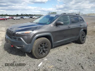 2015 Jeep Cherokee Trailhawk z VIN 1C4PJMBS7FW667302, wystawiony jako Copart lot #53434495 z przebiegiem 135 016 mil mil oraz Czysty tytuł • Clean title. Historia ofert i sprzedaży dostępna na DreamBid. Obrazek 1.