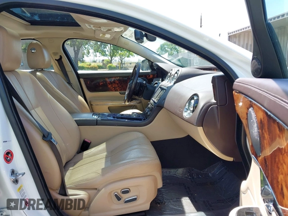 2012 Jaguar XJ z VIN SAJWA1CB4CLV33824, wystawiony jako IAAI lot #42279485 z przebiegiem 147 376 mil mil oraz . Historia ofert i sprzedaży dostępna na DreamBid. Obrazek 5.