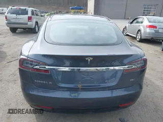 2017 Tesla Model S 100D z VIN 5YJSA1E28HF229836, wystawiony jako IAAI lot #42011901 z przebiegiem 81 012 mil mil oraz . Historia ofert i sprzedaży dostępna na DreamBid. Obrazek 17.