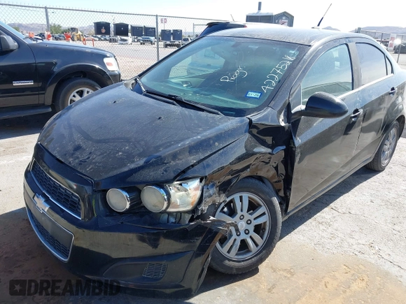 2014 Chevrolet Sonic LT z VIN 1G1JC5SH5E4224501, wystawiony jako IAAI lot #42275218 z przebiegiem 119 370 mil mil oraz . Historia ofert i sprzedaży dostępna na DreamBid. Obrazek 6.