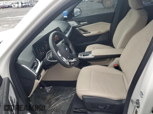 2024 BMW X1 xDrive28i z VIN WBX73EF05R5Y30843, wystawiony jako Copart lot #51692185 z przebiegiem 8 573 mil mil oraz Szkoda całkowita • Salvage title. Historia ofert i sprzedaży dostępna na DreamBid. Obrazek 7.