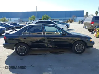1998 Nissan Sentra XE z VIN 1N4AB41D8WC757796, wystawiony jako IAAI lot #41209171 z przebiegiem 160 108 mil mil oraz . Historia ofert i sprzedaży dostępna na DreamBid. Obrazek 13.
