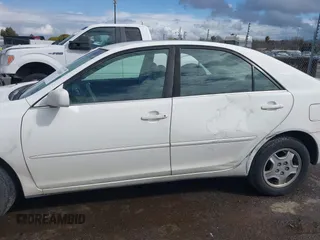 2002 Toyota Camry XLE z VIN 4T1BF30KX2U035422, wystawiony jako IAAI lot #41762363 z przebiegiem 220 465 mil mil oraz . Historia ofert i sprzedaży dostępna na DreamBid. Obrazek 14.