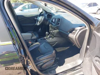 2020 Jeep Cherokee Latitude Plus z VIN 1C4PJMLB6LD584675, wystawiony jako IAAI lot #41943512 z przebiegiem 29 370 mil mil oraz . Historia ofert i sprzedaży dostępna na DreamBid. Obrazek 5.
