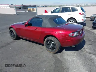 2006 Mazda MX-5 Miata Sport z VIN JM1NC25F260109008, wystawiony jako IAAI lot #42467176 z przebiegiem 139 839 mil mil oraz . Historia ofert i sprzedaży dostępna na DreamBid. Obrazek 3.