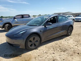 2023 Tesla Model 3 z VIN 5YJ3E1EA2PF648098, wystawiony jako Copart lot #55694395 z przebiegiem 21 099 mil mil oraz Czysty tytuł • Clean title. Historia ofert i sprzedaży dostępna na DreamBid. Obrazek 1.