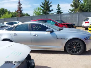 2016 Jaguar XJ R-Sport z VIN SAJWA1C7XG8W02813, wystawiony jako IAAI lot #42508758 z przebiegiem 102 919 mil mil oraz . Historia ofert i sprzedaży dostępna na DreamBid. Obrazek 13.