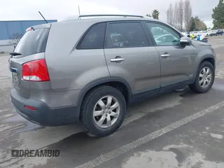 2013 Kia Sorento LX with VIN 5XYKTCA62DG313524, listed as a IAAI auction lot 41624883 with 70,777 mi miles. Bid and sale history available at carsss.com. Image 4.