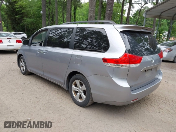 2012 Toyota Sienna LE AAS z VIN 5TDKK3DC7CS222416, wystawiony jako IAAI lot #42360994 z przebiegiem 241 498 mil mil oraz . Historia ofert i sprzedaży dostępna na DreamBid. Obrazek 3.